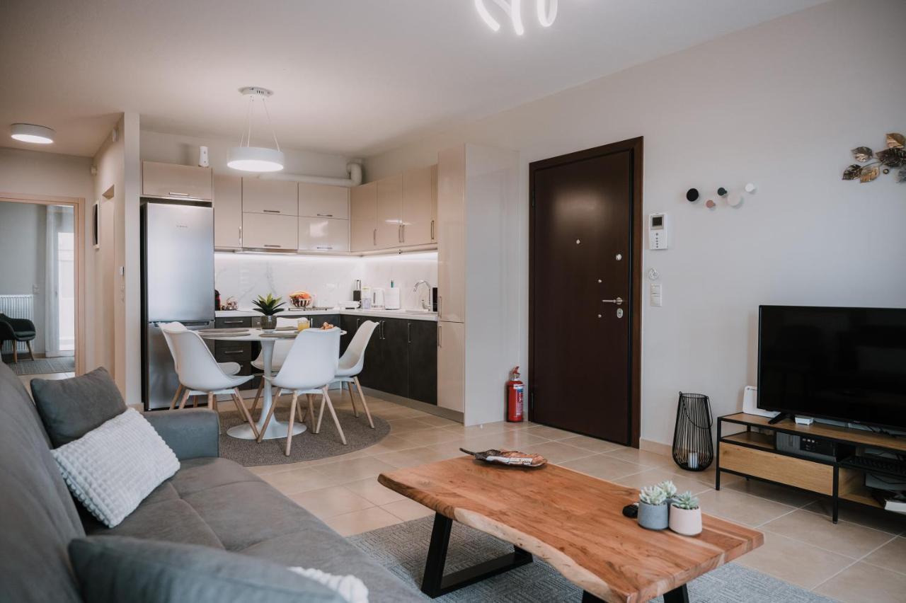 Apartment Pleasure ι *
