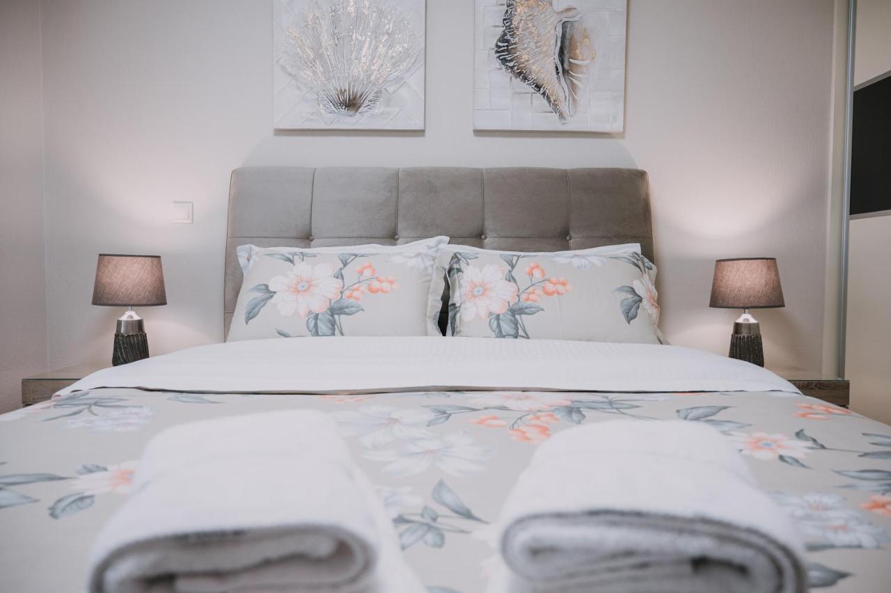 Apartment Pleasure ι *